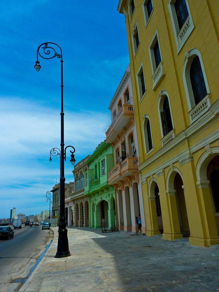 CUBA HOY/TODAY: Caminando por el Malecón de la Habana. 