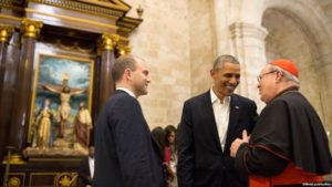 President Barack Obama and his Adviser Ben Rhodes talk in Havana's Cathedral with Cardinal Jaime Ortega, who helped get the support of the Pope Francisco thaw between Cuba and the United States (White House)