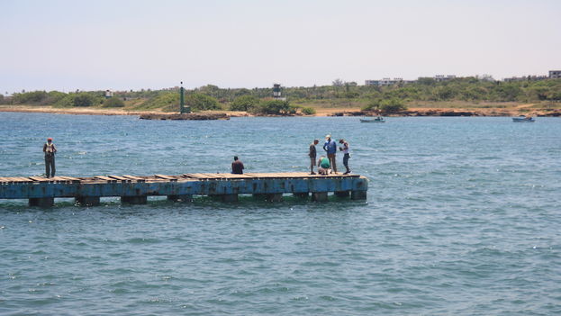 El embarcadero de Cojímar, donde ahora los pescadores hacen su labor con varas y cordel, la mayoría de ellos impedidos de tener una embarcación para salir al mar. (14ymedio)