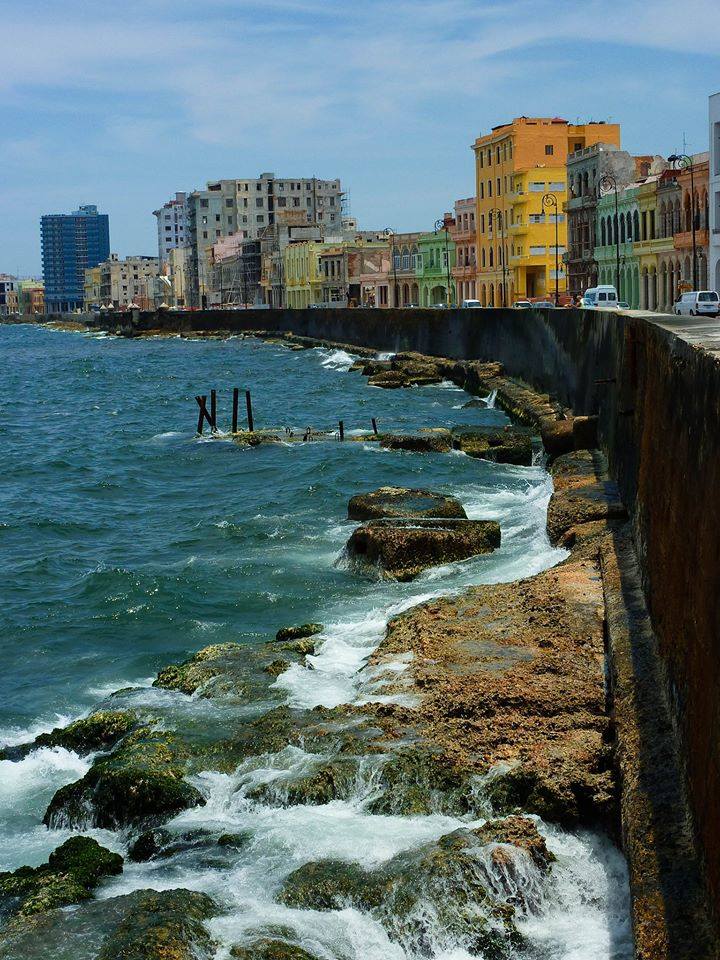 CUBA HOY/TODAY.  Escena del Malecón Habanero. 