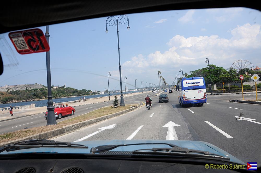 CUBA HOY/TODAY:  Recorriendo la Avenida del Puerto, La Habana. 