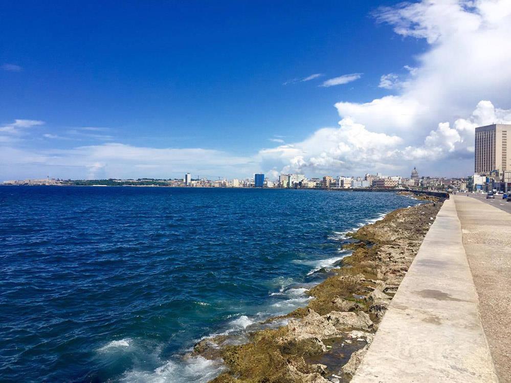 CUBA HOY/TODAY: Desde el Malecón de la Habana. 