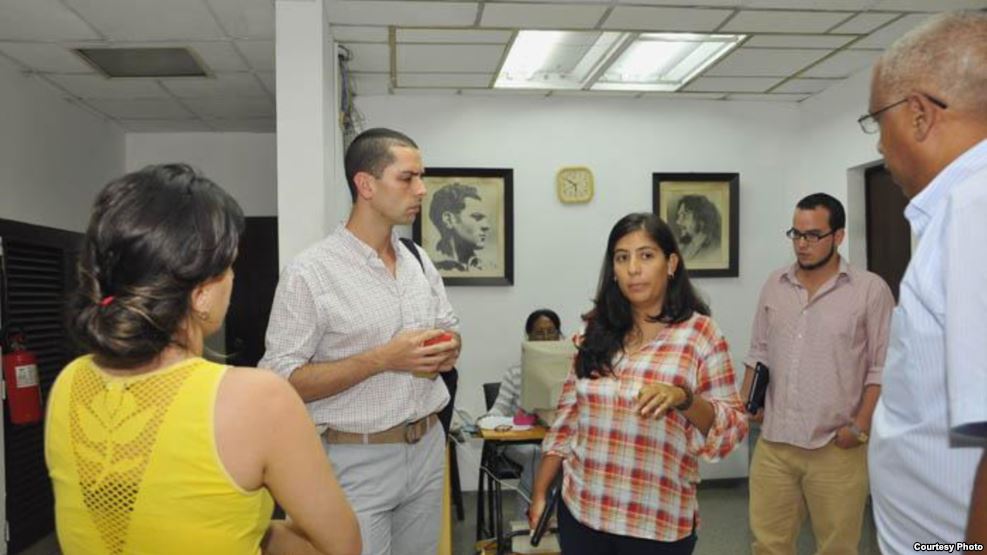 Ernesto Londoño del New York Times (2do izq) con periodistas de Granma, entre ellos la subdirectora, Karina Marrón (c).