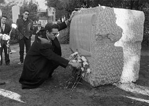 El actor cubano Andy Garcia deposita una ofrenda floral en memoria de Federico. (1997)