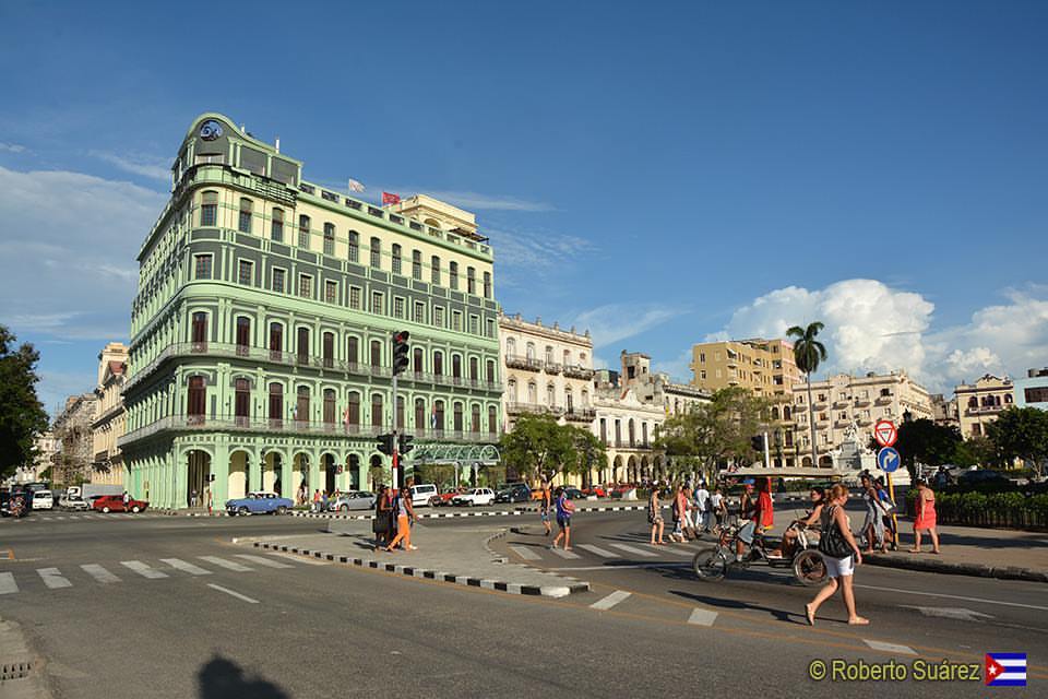 CUBA HOY/TODAY: El Hotel Saratoga en la  Habana  visto desde las calles.