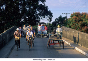 traffic-on-bridge-puente-yayabo-sancti-spiritus-cuba-aabcx3