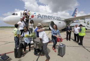 Pasajeros llegan a Cienfuegos en el vuelo regular inaugural de American Airlines desde Miami el miércoles 7 de septiembre de 2016. AL DIAZ 