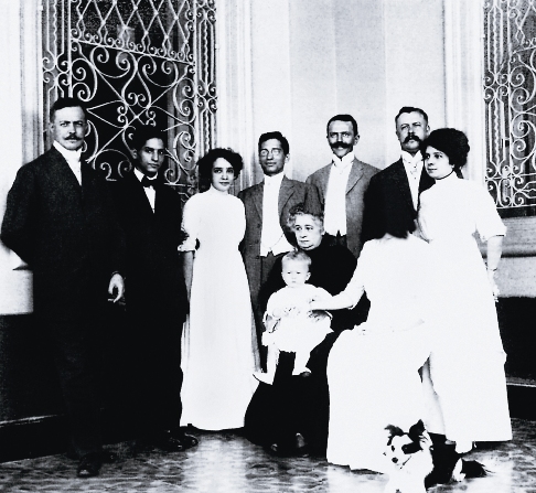 The brothers Herman and August Upman (in the centre)