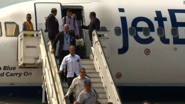 Pasajeros se bajan del avión de la compañía JetBlue, en el primer vuelo directo en décadas entre EE UU y Cuba. (CC)