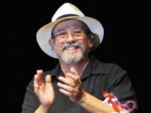 Silvio Rodriguez Aplaude..