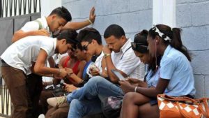 jovenes-conecta-internet-habana-efe_cymima20160430_0001_13-1