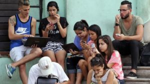 jovenes-conectan-internet-habana-efearchivo_cymima20161025_0007_16