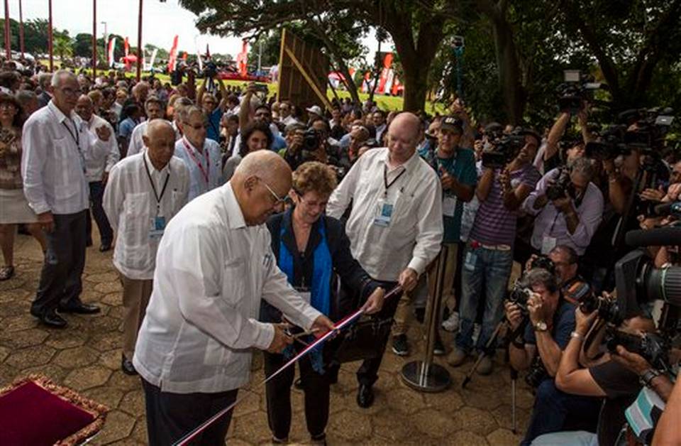 El ministro de Comercio Exterior de Cuba, Rodrigo Malmierca, a la derecha, observa mientras el vicepresidente del Consejo de Ministros, Ricardo Cabrisas Ruiz, a la izquierda, corta el listón para inaugurar la 34ta Feria Internacional en La Habana, Cuba, el lunes 31 de octubre de 2016. La muestra de una semana cuenta con la participación expositores de 75 países. El gobierno cubano mantiene el monopolio en las importaciones y exportaciones y prácticamente en la comercialización de productos dentro del país, lo que lo convierte en el árbitro final de los negocios que se concreten en la isla.