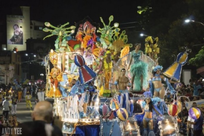 carnaval-de-santiago-de-cuba-696x463