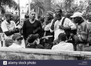 cuban-men-gather-in-central-park-in-havana-cuba-at-the-esquina-caliente-en2gd5-1