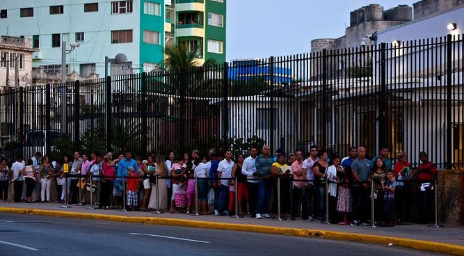 realizar-tramite-embajada-estadounidense-habana_lprima20150720_0205_32