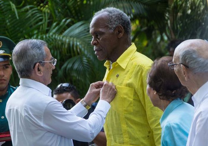 José Ramón Balaguer Cabrera (I), Member of the Secretariat and Chief of the Department of relations international of the Committee Central of the Communist Party of Cuba, imposes it Medal of the friendship, that gives the Council of State of Cuba. (ACN PHOTO / Marcelino Vazquez. 