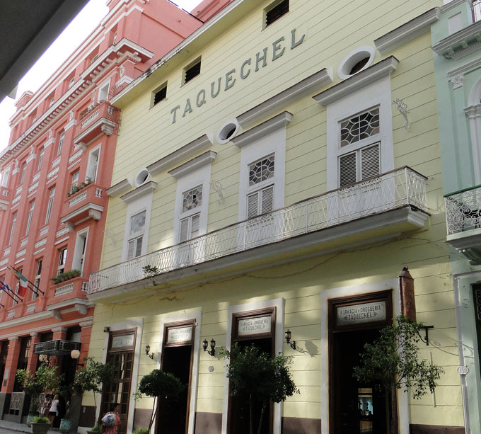 Tienda y Museo de la Farmacia Taquechel reconstruida por Eusebio Leal, Historiador de la Habana.