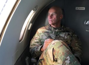 Sargento mayor Rafael Conde echa una mirada desde el avión a la Estación Naval de Guantánamo, Cuba (Foto: Wisconsin National Guard) 