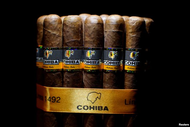 Tabacos Cohiba. Los visitantes compraron por miles de reservas esperando suspension. width=