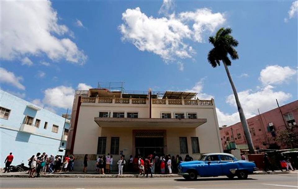 En esta fotografía del domingo 19 de marzo de 2017, varias personas se retiran de la iglesia Fuente de Vida al término de un servicio en La Habana, Cuba. Aunque el gobierno cubano reconoce ahora la libertad de religión, no concede a las iglesias el derecho a construir templos ni otras estructuras religiosas. Aunque las autoridades han demolido un número reducido de templos evangélicos en los últimos años, han permitido a los creyentes que continúen haciendo sus ritos en lugares de adoración improvisados en sus casas. Desmond Boylan AP Foto Read more here: http://www.elnuevoherald.com/noticias/mundo/america-latina/cuba-es/article140964683.html#storylink=cpy