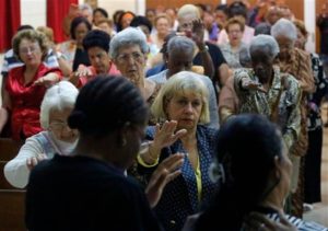 En esta fotografía del domingo 19 de marzo de 2017, varias personas asisten a un servicio religioso en la iglesia bautista William Carey en La Habana, Cuba. Las diversas iglesias en Cuba trabajan en actividades antes prohibidas para ellas, como acciones para la prevención de VIH-SIDA, la agricultura sustentable, la energía renovable, distribución de medicamentos, capacitación de trabajadores agrícolas y asistencia en casos de desastre. (Desmond Boylan AP Photo) Read more here: http://www.elnuevoherald.com/noticias/mundo/america-latina/cuba-es/article140964683.html#storylink=cpy