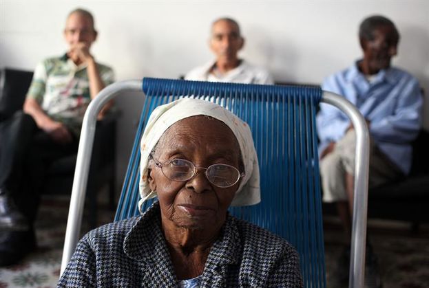 Las 20.000 plazas para atención a ancianos resultan insuficientes en un país con dos millones de mayores de 60 años. (EFE) 