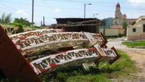 Rezagos de la Tarima dejada por la visita del Papa a Cuba que será utilizada en las nuevas construcciones. 