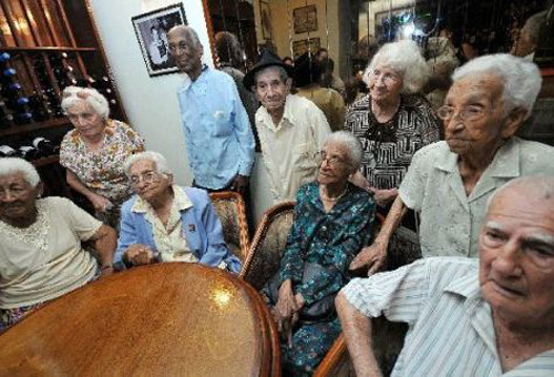 ancianos-en-cuba