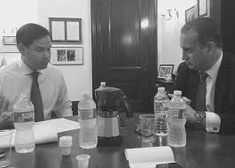 Rubio publicó el viernes una foto en Twitter de él sentado con el representante republicano de la Florida, Mario Díaz-Balart, un compañero cubano-americano, que contó con este curioso mensaje: "Imagen de la noche @MarioDB y yo martillamos la nueva política cubana.