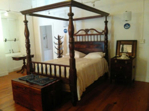 crucian-4-poster-mahogany-bed