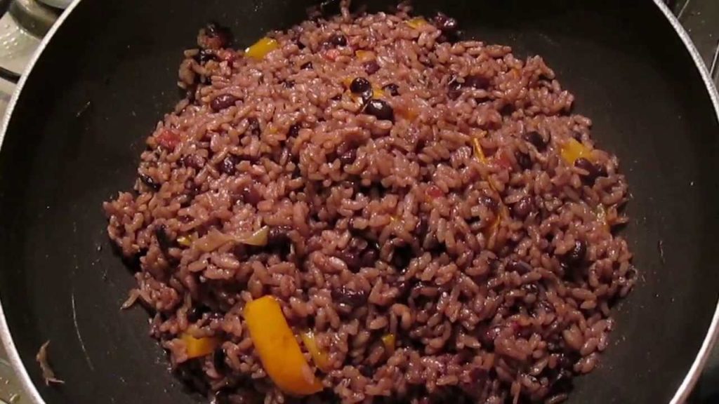 Como hacer arroz a la cubanas