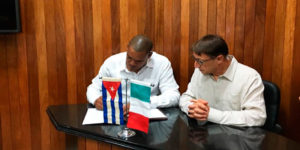  Ariel Rueda, presidente de Dinvai Construcciones (izquierda) y Alfeo Ortolan, presidente T.O.MA SRL, durante la firma del acuerdo para la edificación del hotel. Foto: Meliá Cuba. 