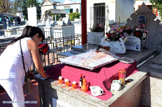  Una mujer arregla una ofrenda durante las celebraciones del Festival de Qingming en el Cementerio Chino de La Habana, Cuba, el 2 de abril de 2017. El Festival de Qingming, también conocido como Día de Limpieza de Tumbas, celebrado en China, es el equivalente al Día de los Muertos en otros países.