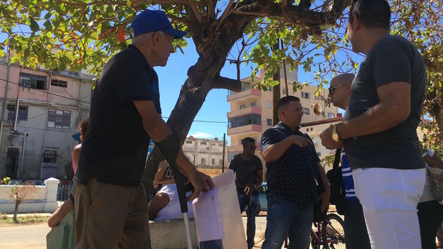 Personas mayores llegaban en busca de noticias a la embajada. (14ymedio) Personas mayores llegaban en busca de noticias a la embajada. (14ymedio)