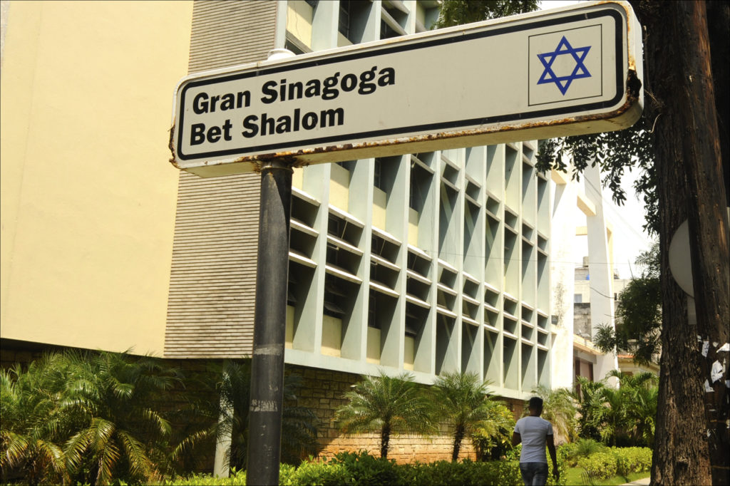 This July 2017 photo shows a sign pointing the way to Havana’s ‘Gran Sinagoga Bet Shalom’ — also known as El Patronato, the largest of Cuba’s five functioning Jewish houses of worship. (Larry Luxner/Times of Israel)