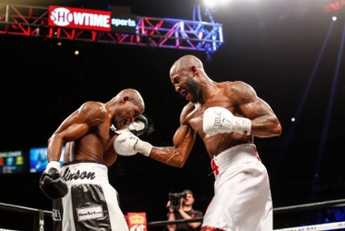 Yordenis Ugás (right) hits Ray Robinson during the fight.