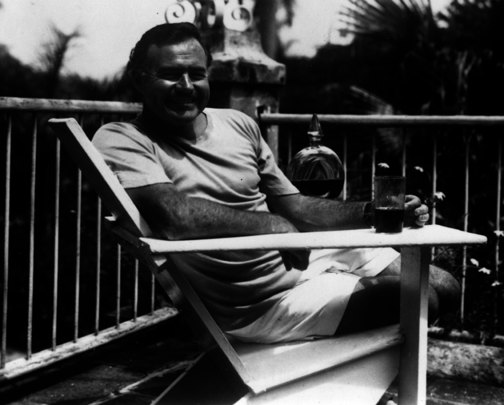 Ernest_Hemingway_at_the_Finca_Vigia_Cuba_1946-1150x924