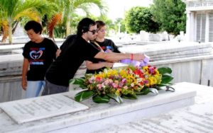 ofrenda-floral-a-lola-rodriguez-de-tio-cementerio-de-colon