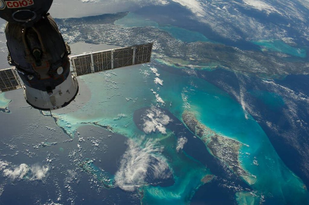 En esta imagen oblicua, tomada en el 2013 desde la nave espacial Soyuz atracada en la Estación Espacial Internacional, son visibles la isla de Andros, parte del archipiélago de Bahamas, y la costa norte de buena parte de Cuba. Tomadas por el Soyuz.  