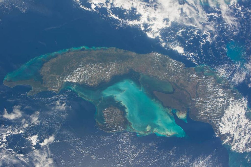 Fotografía del occidente cubano tomada por uno de los tripulantes de la Expedición 38 a bordo de la Estación Espacial Internacional. En la imagen se puede ver la plataforma insular, un área poco profunda excelente para la pesca. 