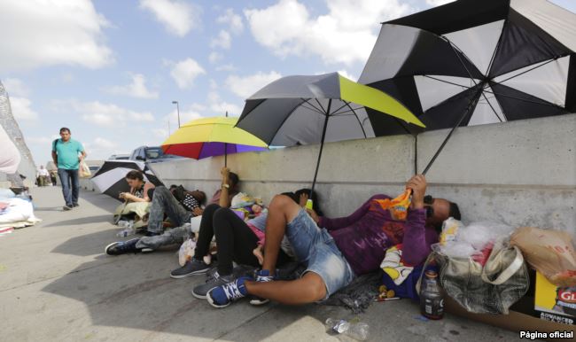  Los inmigrantes de Guatemala y Cuba que buscan asilo en los Estados Unidos esperan en el Puente Internacional de Matamoros, el 28 de junio de 2018, en Matamoros, México.