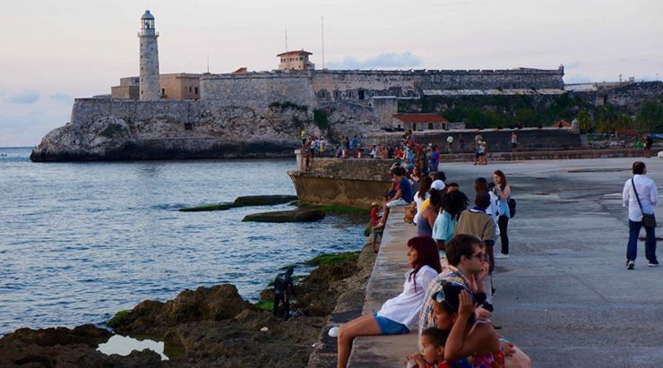 Destino-Cuba-Magazine-atardecer-en-el-malecon-de-La-Habana-Cuba-e1525811149159