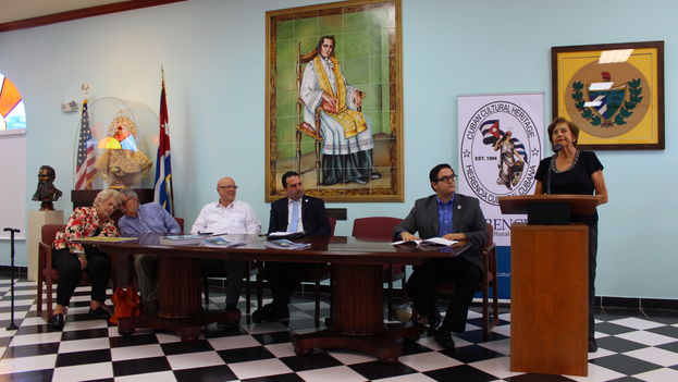 Leonor Whitmarsh, biznieta de Calixto García habla durante la conferencia de prensa de Herencia Cultural Cubana. (14ymedio) 