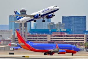 Southwest_Airlines-737-JetBlue-A320-by-Tomás-Del-Coro