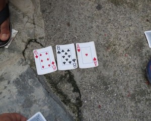 juego-de-cartas-en-la-calle-al-dinero-300x240