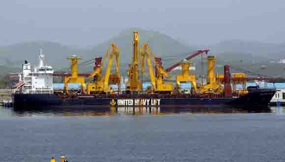 The three modern multipurpose gantry cranes that will operate in the new pier of Puerto Guillermón Moncada, in Santiago de Cuba, arrived on the Baltic Winter ship, on August 8, 2018. Photo: Miguel Ruviera ACN