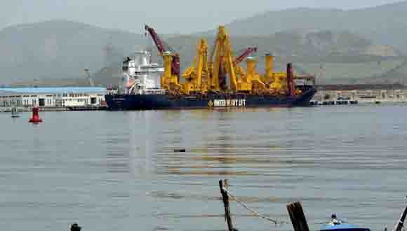 Las tres modernas grúas pórtico multipropósito que operaran en el nuevo espigón del Puerto Guillermón Moncada, en Santiago de Cuba, arribaron en el buque Baltic Winter, el 8 de agosto de 2018. Foto:  Miguel RuvieraACN.