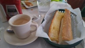 cafe-con-leche-y-tostadas