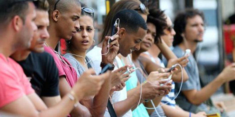 cuba-internet-people-street-685x342